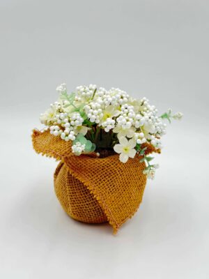 Λουλούδι Σε Γλαστράκι 14x14x16cm Inart με λευκά άνθη και λινάτσα σε φυσικό χρώμα.